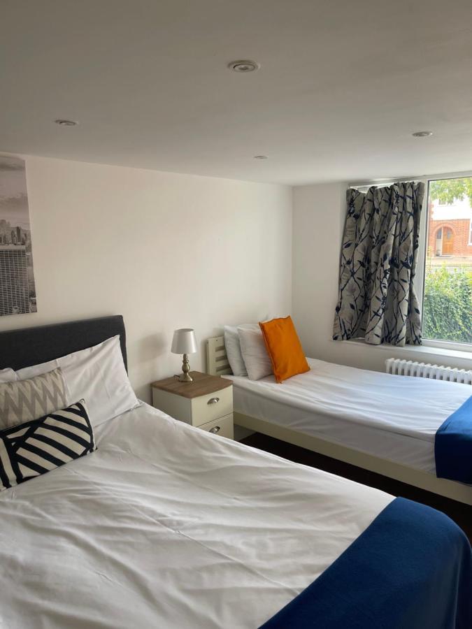 The Cambridge Suites - Tas Accommodations Buitenkant foto